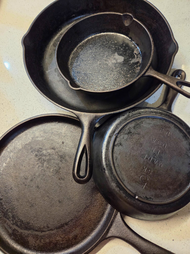 Cast Iron Pans 4 cast iron pans in different sizes